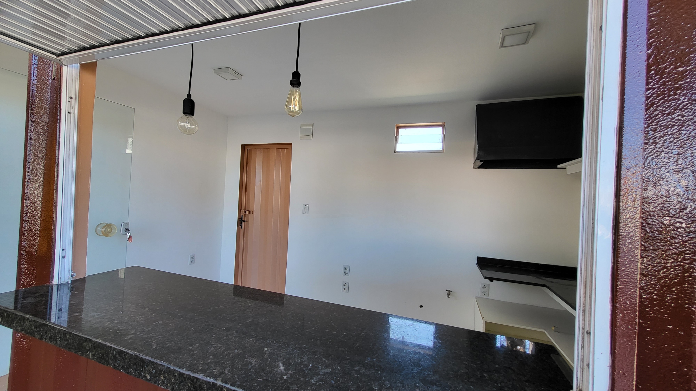 Loja em container no Cambeba (LJ 01)