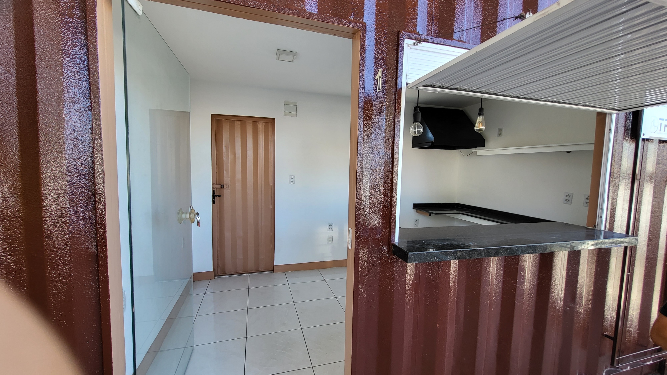 Loja em container no Cambeba (LJ 01)