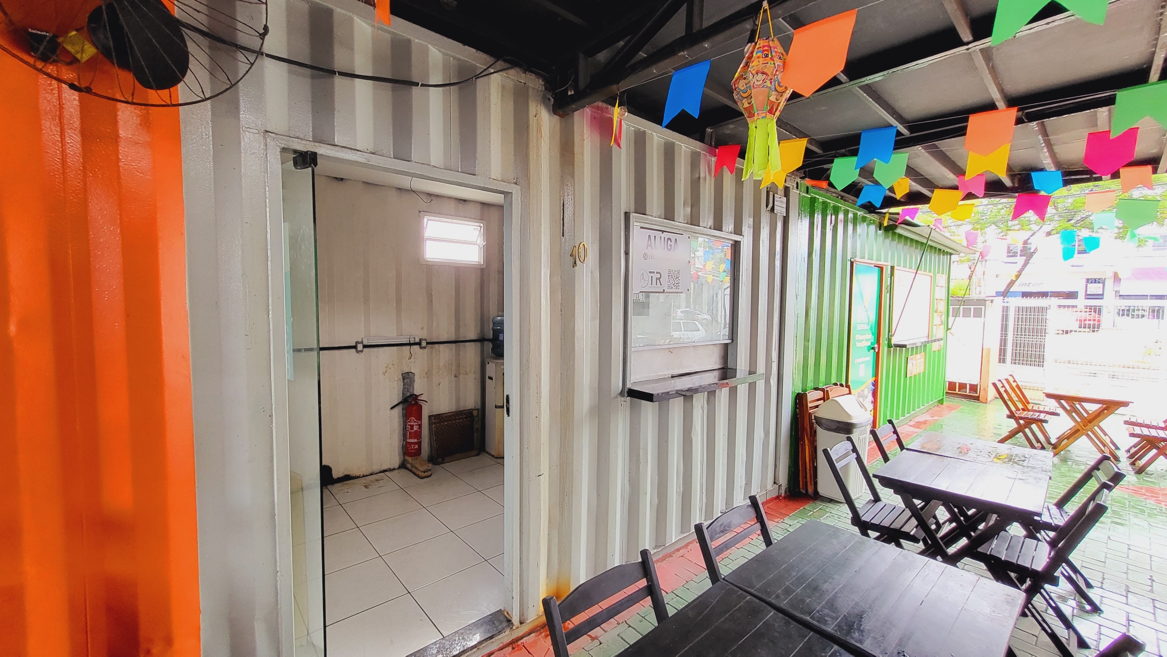 Loja em container na Oliveira Paiva (LJ 10)