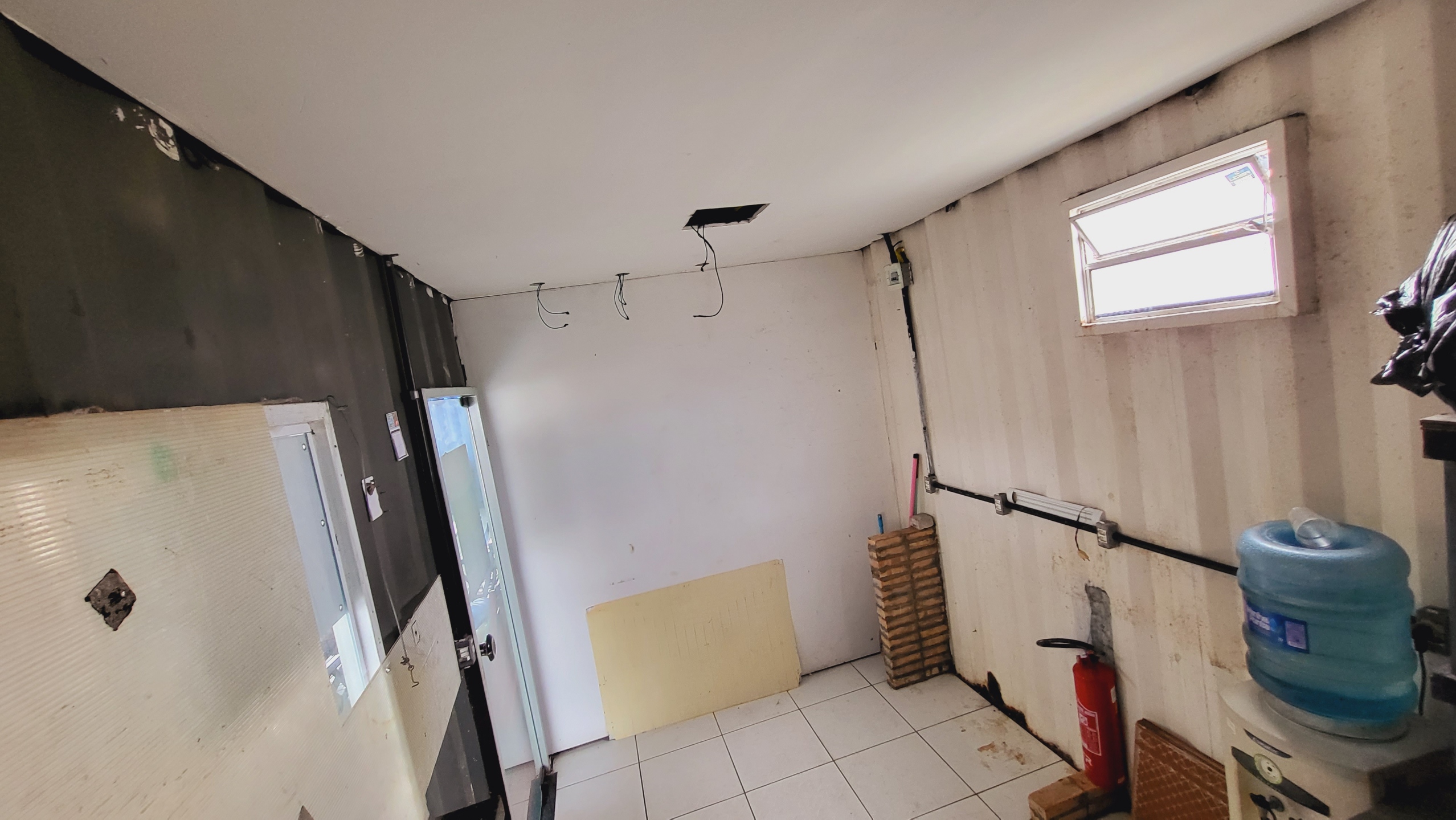 Loja em container na Oliveira Paiva (LJ 10)