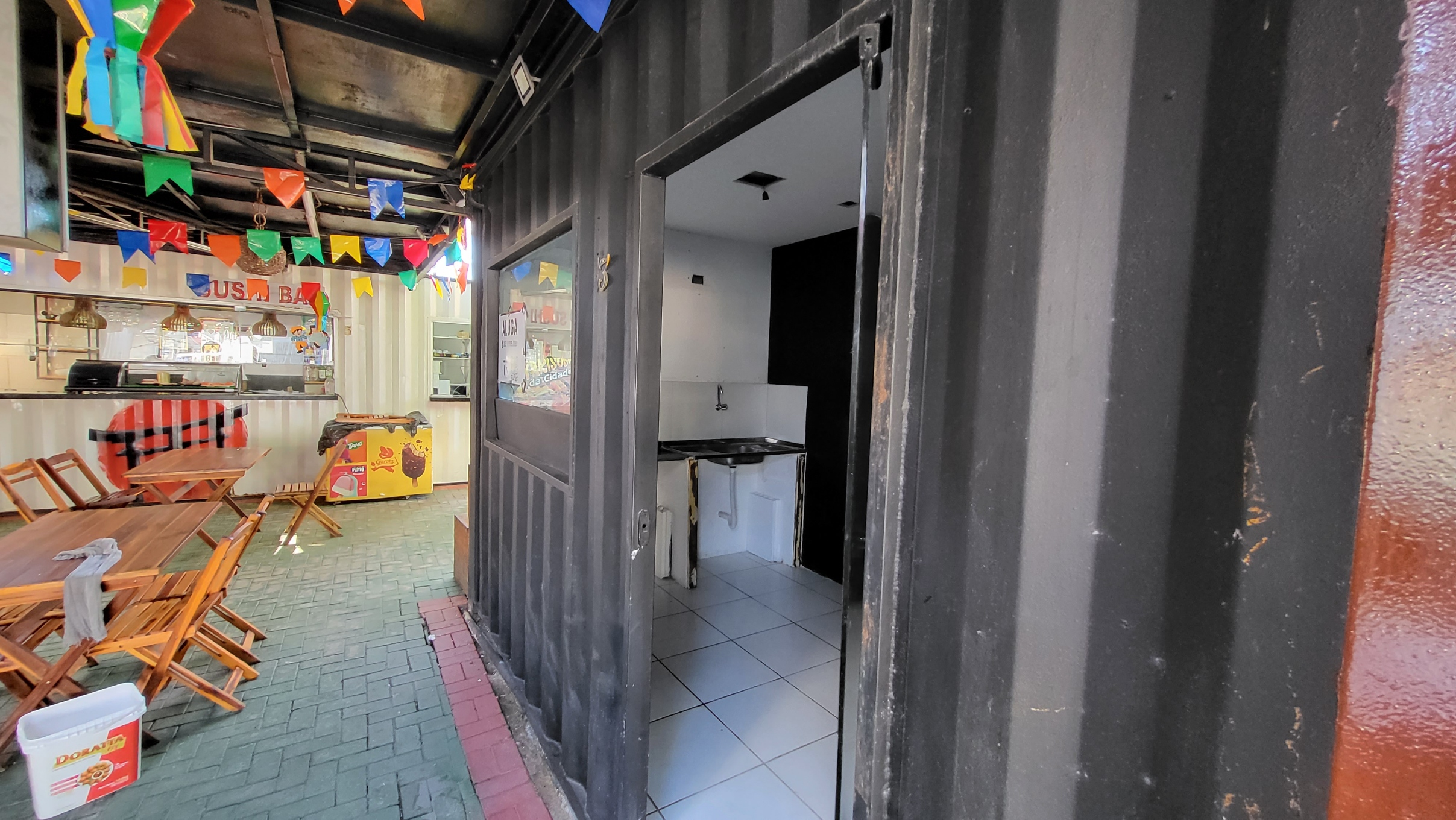 Loja em container na Oliveira Paiva (LJ 13B)