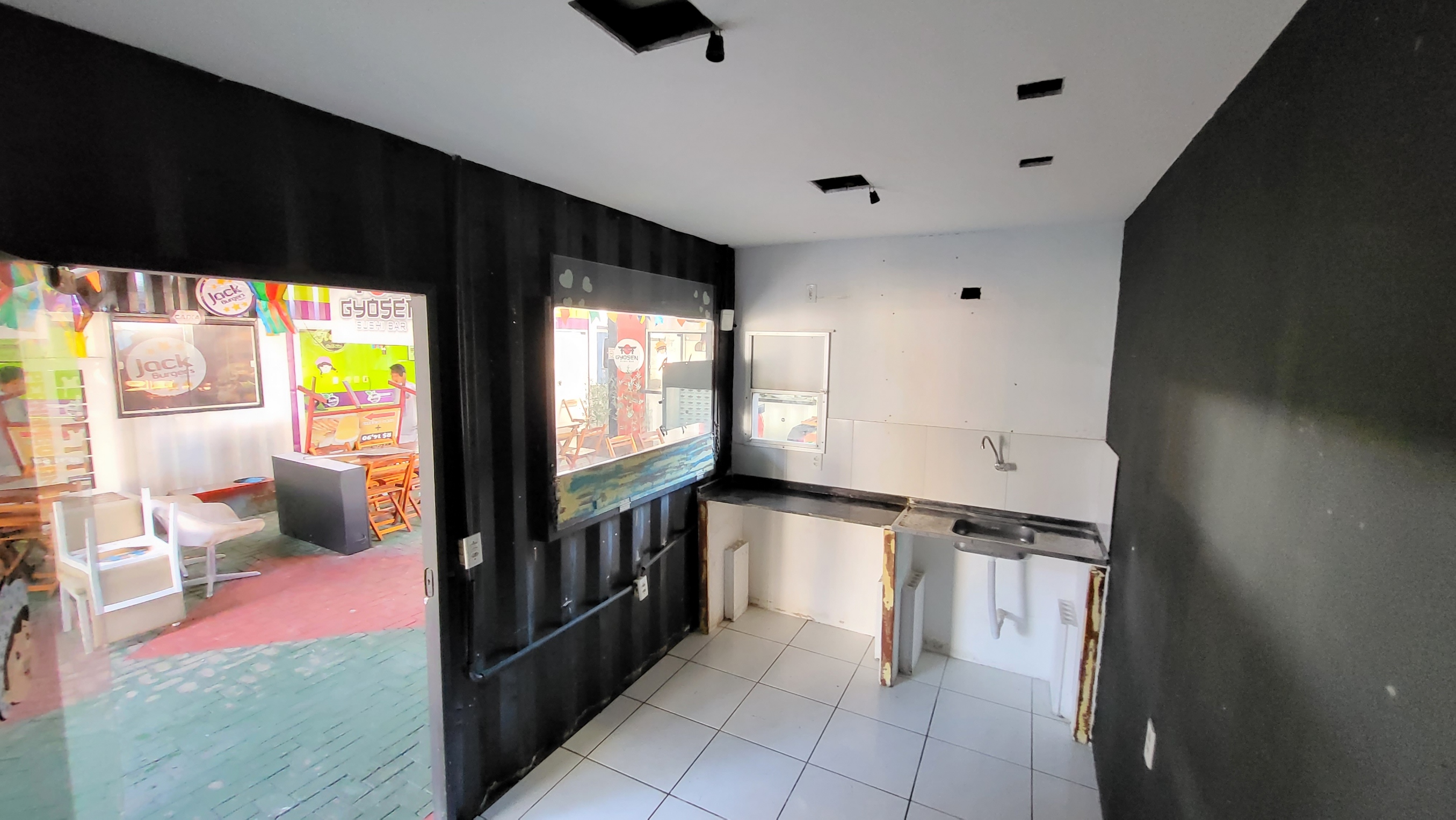 Loja em container na Oliveira Paiva (LJ 13B)