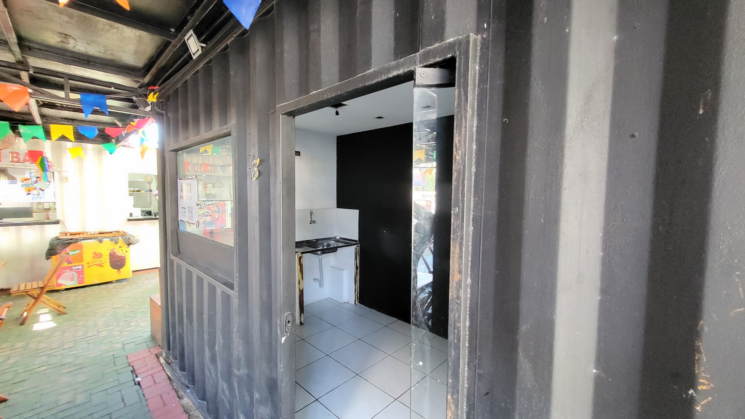 Loja em container na Oliveira Paiva (LJ 13B)