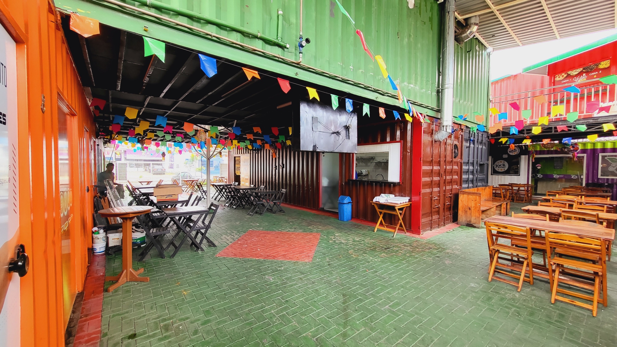 SHOPPING EM CONTAINER - AV. OLIVEIRA PAIVA