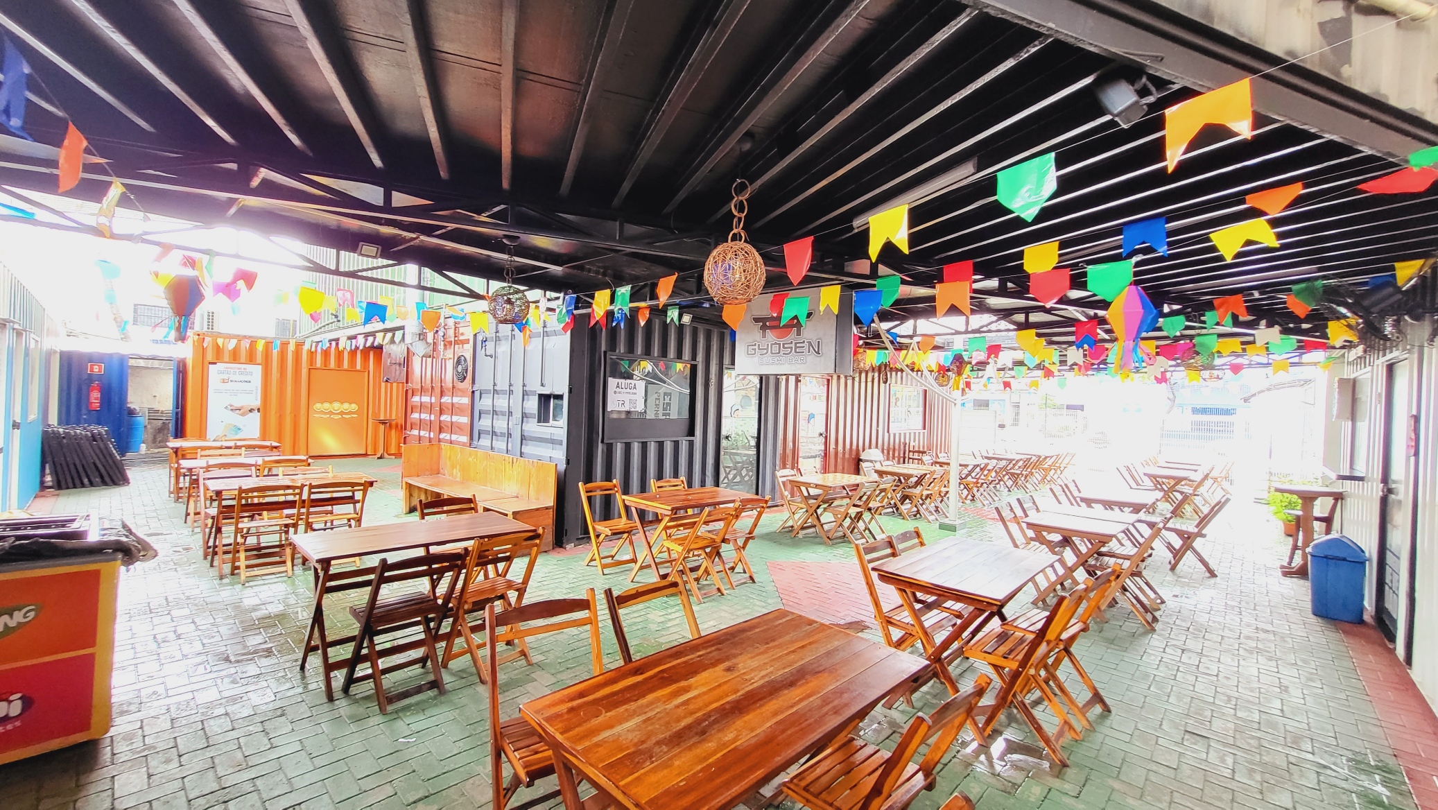 SHOPPING EM CONTAINER - AV. OLIVEIRA PAIVA